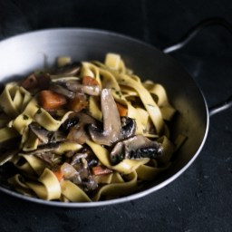 Bandnudeln mit Pilzen und Möhren