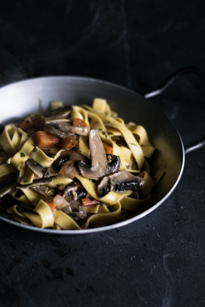 Bandnudeln mit Pilzen und Möhren