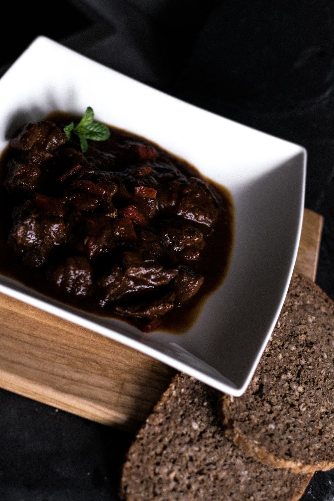 Gulasch vom Rind mit Schalotten und Paprika