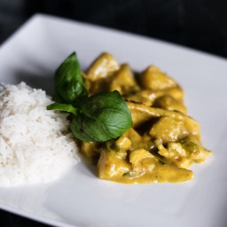 Hähnchen-Ananas-Curry mit Reis