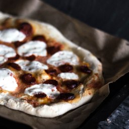 Pizza mit Chorizo und Mozzarella